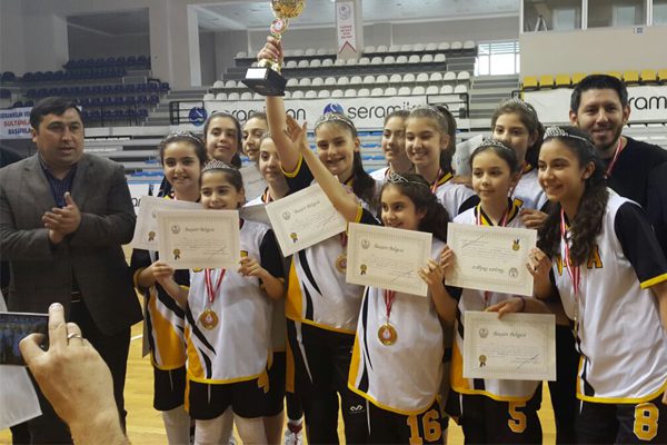 ozel_ari_kucuk_kiz_basketbol_takimi_2016-2017_turkiye_sampiyonu_1-e1493038841843